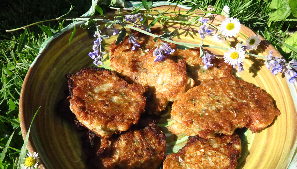 Menu végétarien dans le jardin: le beignet d'acacias